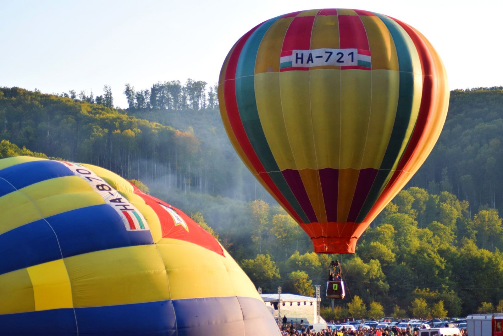 Egymást követték a hőlégballonok: egyik a másik után emelkedett a levegőbe, a bátrabb résztvevők pedig felszállhattak velük a magasba.